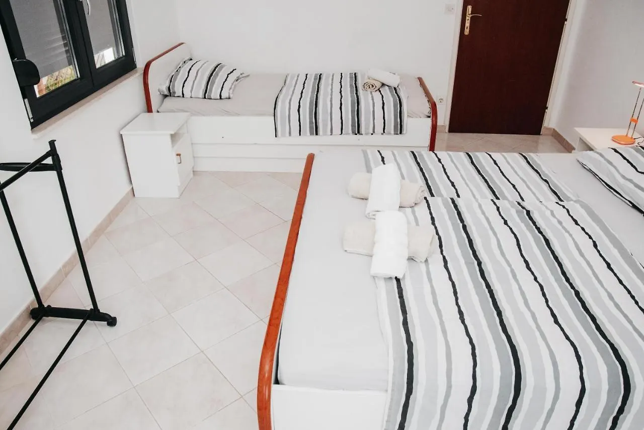 Villa Aequum Guest house Okrug Gornji