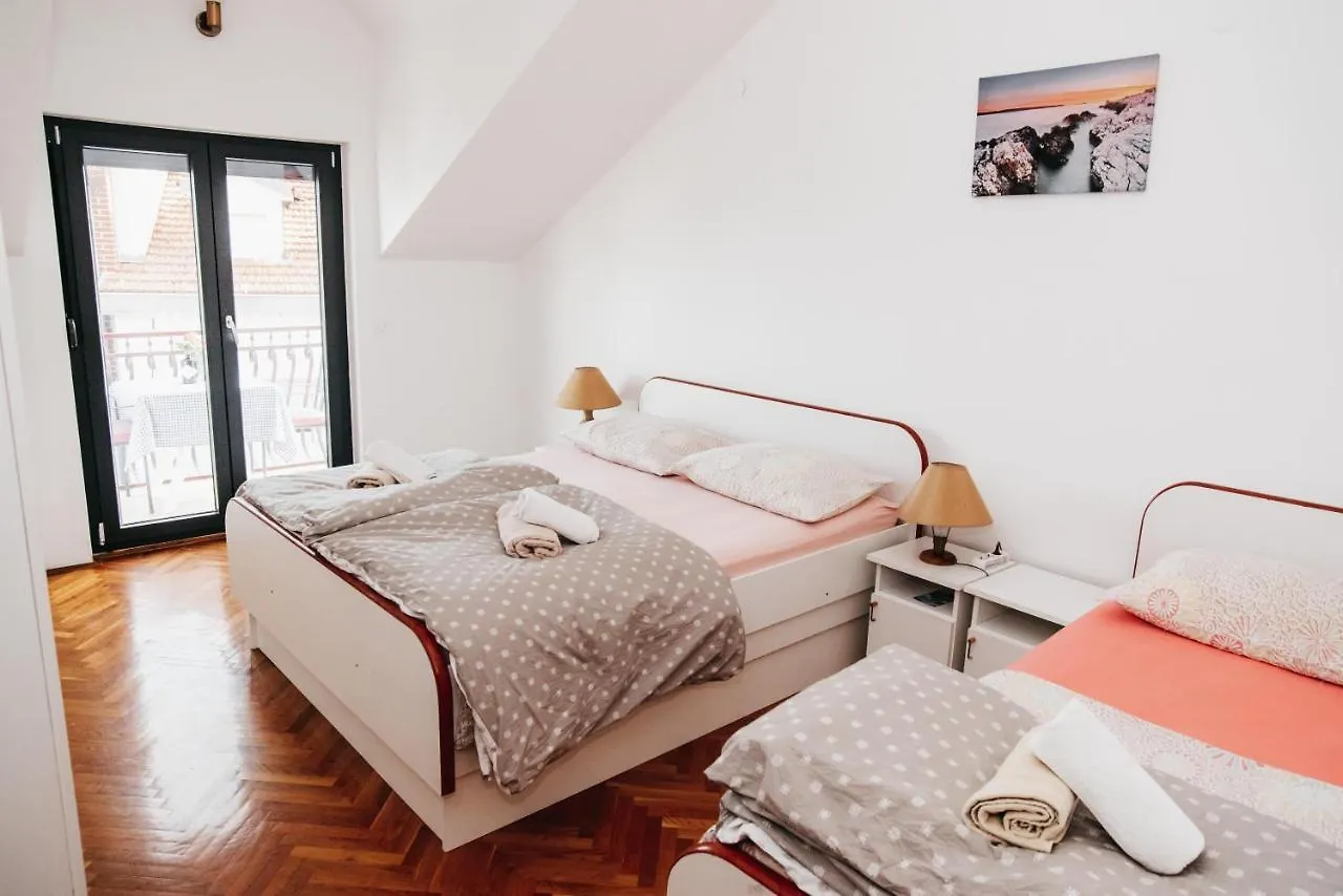 Villa Aequum 0*, Okrug Gornji